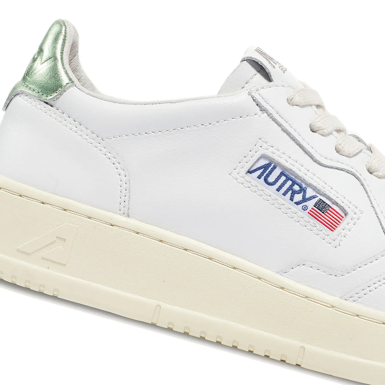 Autry Womens Medalist Low Leather Trainers White / Green Metallic
