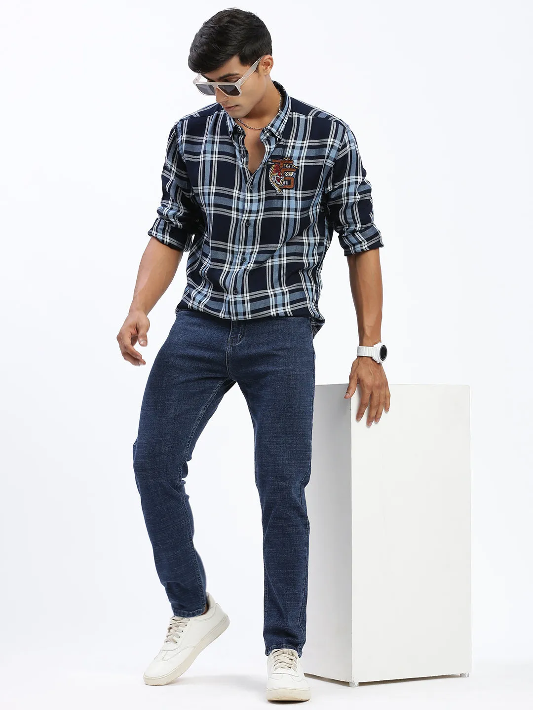 Men Navy Blue Comfort Slim Fit Mid-Rise Cotton Light Fade Acid Wash Jeans